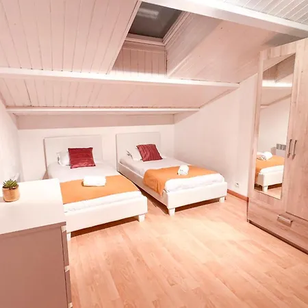 -piscine & -14 Pers Hébergement de vacances *